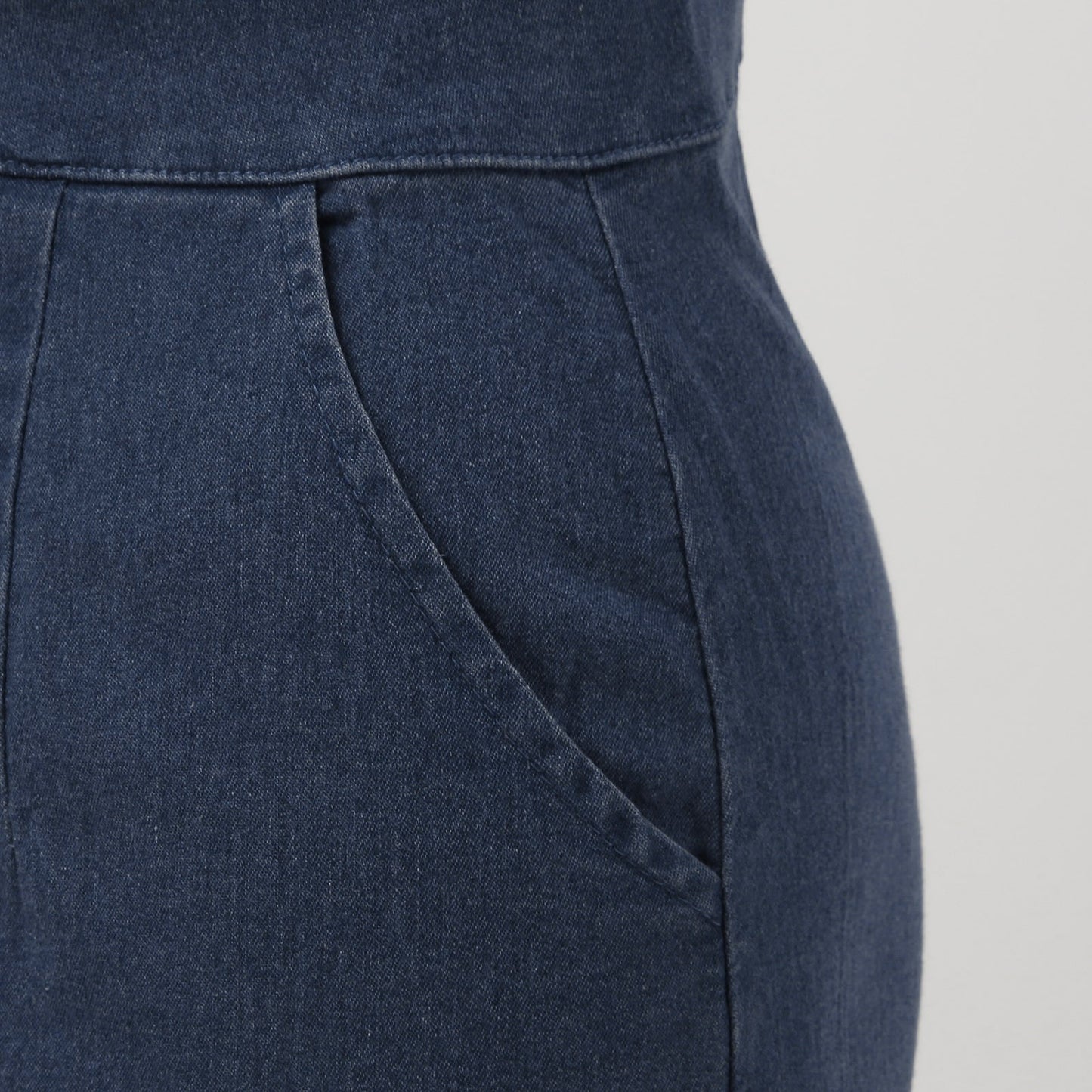 This denim button dress is your next wardrobe staple. Dress it down with sneakers for a casual day out, or style it up with heels and statement jewelry for a night out. The versatility makes it a no-brainer.
Which look would you try first—casual or dressed up? Drop your pick in the comments!
Shop it here: https://www.glamortrends.com/products/styling-the-denim-button-dress-how-to-wear-it-casual-or-dressy
#fashion #style #summer #trendfashion #trending #trendyfashion #shopthelook #fashionable