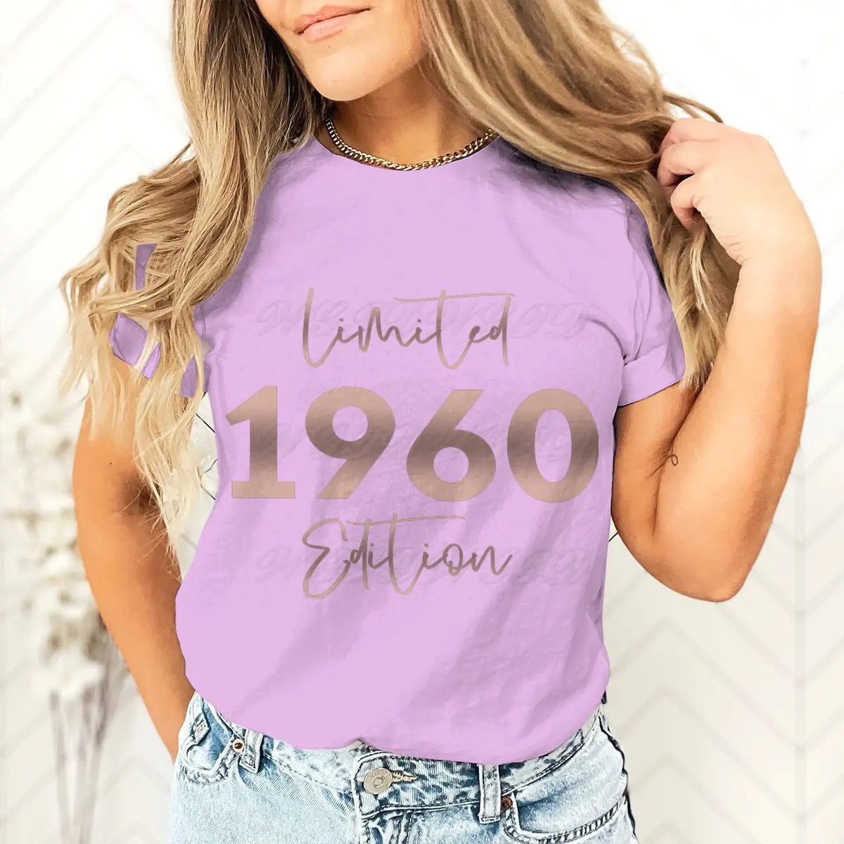 Limited Edition Graphic Tee for Women: Casual 1960s Retro Vibes